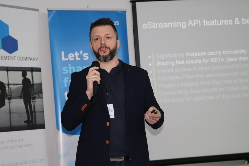 Predavač s bradom govori uz slajd o mogućnostima eStreaming sučelja